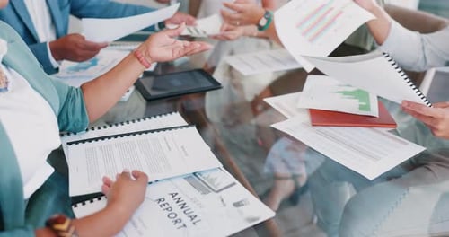 Аналитика данных, командная работа или руки деловых людей с документами для планирования маркетинговых KPI