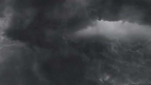 dunkle dicke Wolken und Gewitter 4k