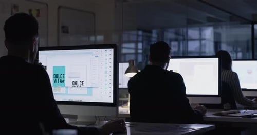 Écran d'ordinateur, concepteur de nuit et graphiste, personnes ou équipe dans l'espace de travail de bureau pour les réseaux sociaux