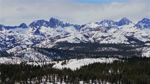 El impresionante invierno, la primavera, los picos nevados, irregulares e imponentes de los minaretes, Summit Mountains, Mammoth Lake.