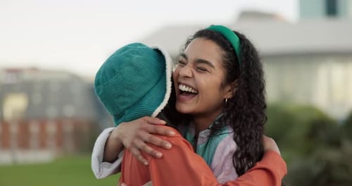 Mulheres amigas, abraçadas e ao ar livre na faculdade com sorriso, reunião e empolgadas com amor