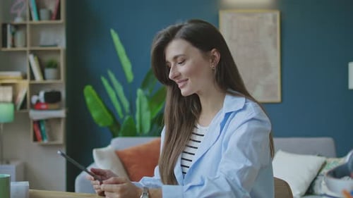 Schöne junge Frau nutzt modernes digitales Tablet für die Arbeit beim Schauen und Posieren im Kamerageschäft