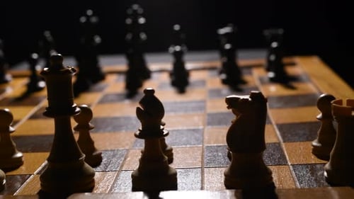 Filmaufnahme eines Schachbretts mit Figuren darauf, die Kamera bewegt sich von rechts nach links und dann zurück