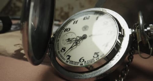 Narrativas atemporais, relógio da era soviética e fotos reais