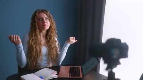 Mujer segura de sí misma hablando en una conferencia de videochat Mujer en remoto Bloguera filmando contenido en