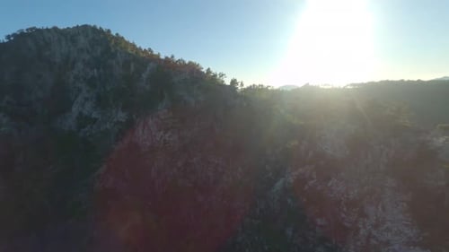 Soleil éclatant sur les montagnes au bord de la mer Beaucoup d'arbres Adrasan