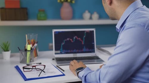 O homem que está analisando o gráfico comercial está feliz.
