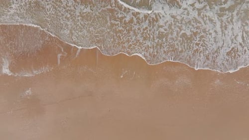 Vagues de l'océan se brisant sur un rivage rocheux, vue aérienne
