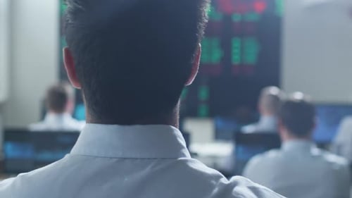 Gruppe von Börsenhändlern, die aktiv an der Börse arbeiten