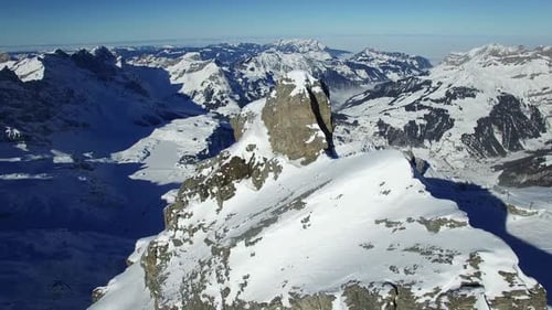 Paysage forestier couvert de neige en hiver