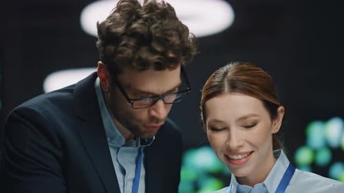 Des spécialistes souriants des centres de données parlent d'une discussion en gros plan de la ferme de serveurs de nuit