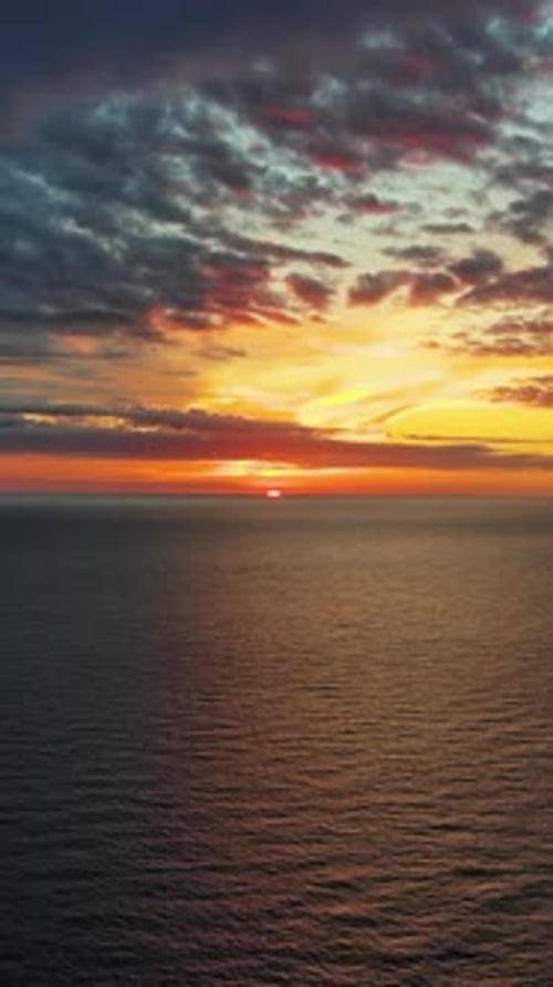 Surface de la mer et magnifique coucher de soleil