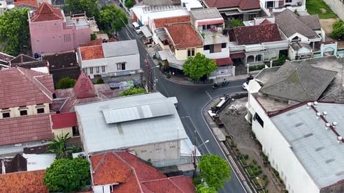 Nahaufnahme aus der Luft über dem Verkehr auf Straßen und städtischen Straßen in Solo, Surakarta, Indonesien.
