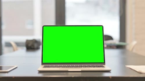 Ordinateur portable avec écran vert au bureau