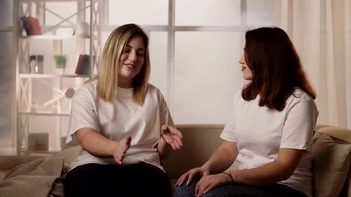 Filles, amis, frères et sœurs qui discutent, discutent, soutiennent, consultent ensemble