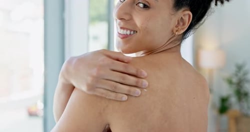 Cuidado de la piel, para mujeres negras y cuidado corporal con belleza natural, sonrisa y cosméticos para la positividad corporal