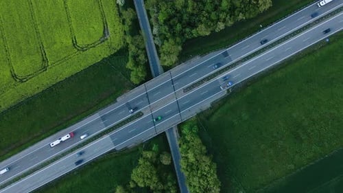 Luftaufnahme des Autobahnverkehrs durch ländliche Landschaft mit grünem Ackerland