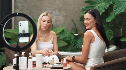 Vídeo tutorial de belleza y cosmética para una mujer joven haciendo contenido. Relajarse