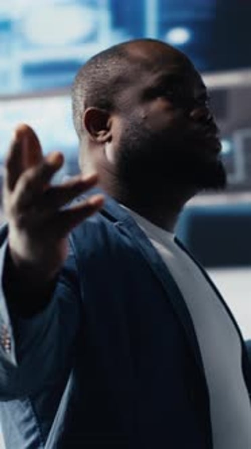 Vídeo vertical: ingeniero de software profesional negro que programa para la innovación tecnológica