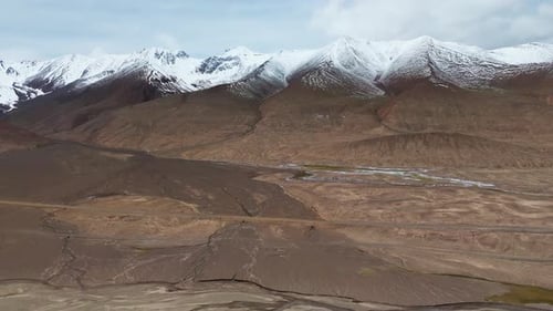 Vue aérienne par drone de l'autoroute du Pamir traversant les montagnes du Haut-Badakhshan