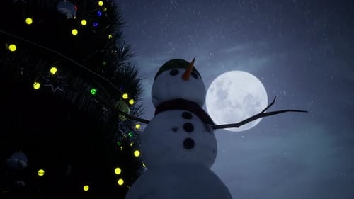 Schneemann steht vor einem großen geschmückten Weihnachtsbaum mit Lichtern