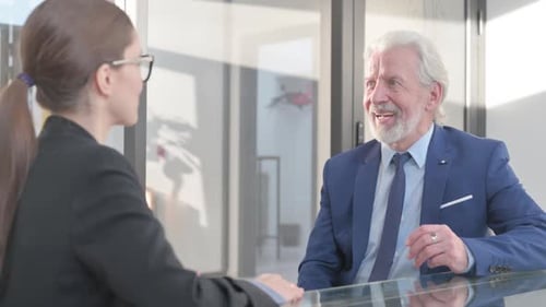 Geschäftsfrau spricht während des Interviews mit einem leitenden Geschäftsmann