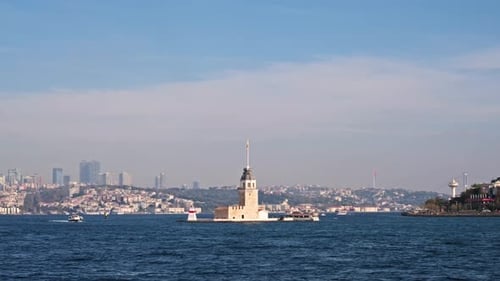 Malerischer Blick auf das Wahrzeichen des Jungfrauenturms und die Skyline von Istanbul