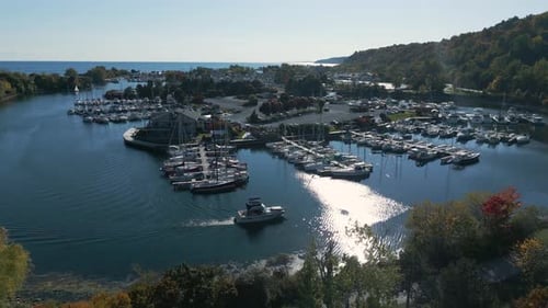 Vue prise par drone d'un parc qui ressemble à une île avec des bateaux près d'une forêt par temps clair et ensoleillé. Bleu d'art