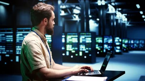 Experte führt Serverdiagnosetests durch
