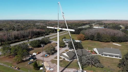 Installation d'une tour téléphonique cellulaire en forme de croix à Tarpon Springs, en Floride
