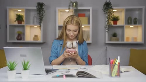 Studentin telefoniert beim Tanzen.