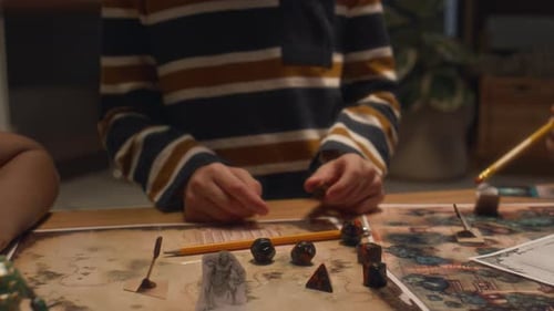 Crianças escolhendo dados para jogar jogo de mesa