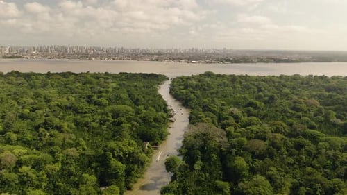 Vista aérea de Belém, Brasil, da Ilha do Combu na Amazônia Brasileira