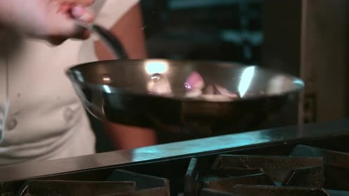 Onion In A Pan 4K