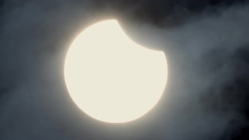 Erstaunliches Echtzeit-Rohmaterial von Naturphänomenen Sonnenfinsternis über Wolken und Wind