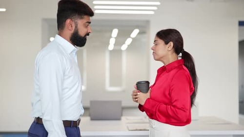 Indische Geschäftsleute diskutieren über Arbeit
