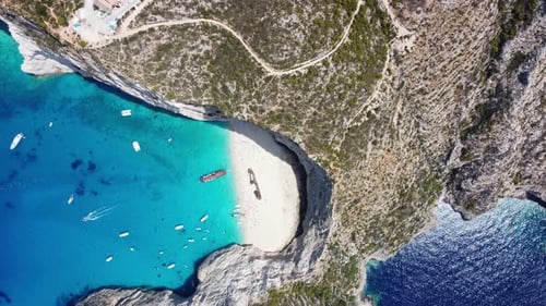 Vue aérienne de touristes profitant de la plage de Navagio en été - Attraction touristique populaire à Zakynthos,