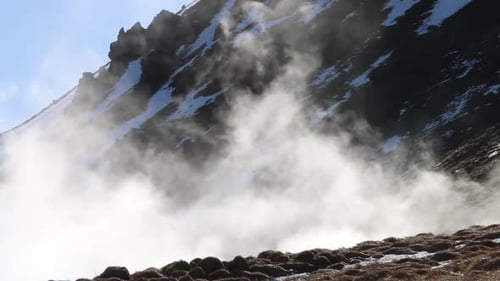 Eine Dampfwolke, die durch geothermische Aktivität aufsteigt. Südisland. 2024