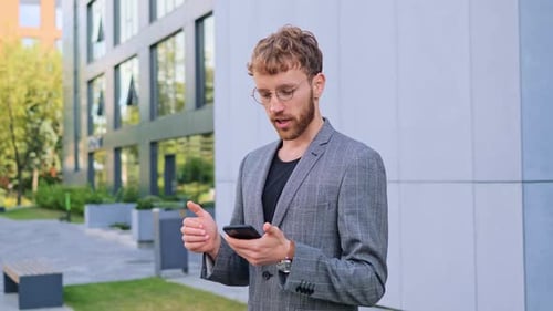 Homem de negócios alegre e feliz comemora a vitória online no conceito de apostas ao ar livre