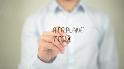 Airplane Tickets Man schreibt auf transparentem Bildschirm