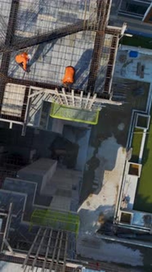 Grúa de construcción con vídeo vertical, grúa, grúa, grúa de elevación contra un cielo