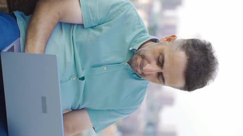 Vidéo verticale d'un homme d'affaires qui aime travailler. bourreau de travail.