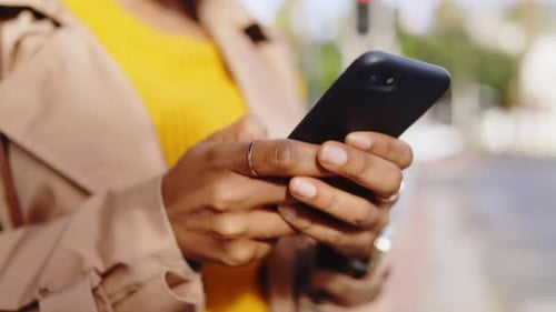 Gros plan, mains et smartphone en extérieur, saisie et connexion pour la lecture en ligne