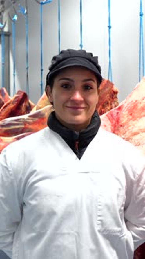 Ouvrier manuel debout fier dans une usine de transformation de viande