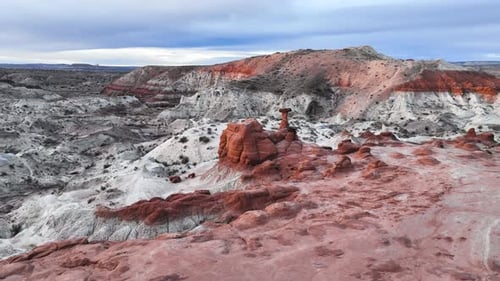 Vista aérea de Toadstool Hoodoos en Utah, EE. UU. - Órbita de un Zumbido