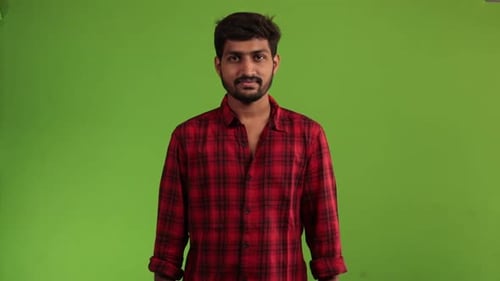 concepto de gesto y felicidad: hombre en camisa que muestra el signo de aprobación