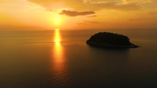 Luftaufnahme schöne Wolke bei Sonnenuntergang über Kata Beach Phuke