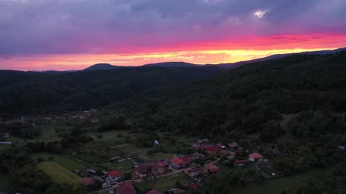 Atemberaubender roter Sonnenuntergang oder Sonnenaufgang über den Bergen, Silhouette, Panoramalandschaft mit dramatisch Farben