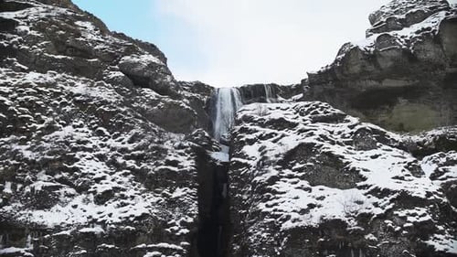 Mächtiger und schöner Wasserfall in Island