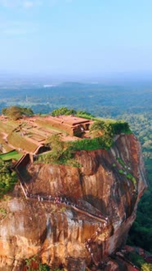 Les touristes montent par les escaliers jusqu'à Sigiriya au Sri Lanka. Ancienne forteresse rocheuse vue du haut.